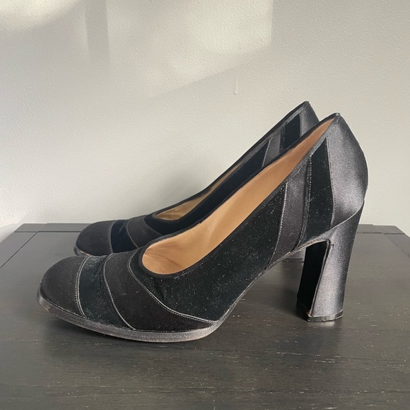 Vintage Women’s Bottega Veneta Velvet Pumps - Picture 4 of 5